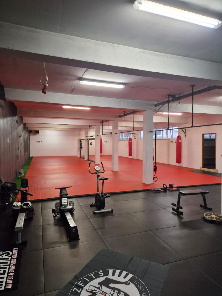 Iznajmljivanje sportske dvorane Split – tatami borilišta i kondicijski kutak s ergometrom, biciklom i vrećama
