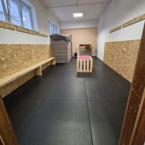 Svlačionica s klupama i crnom gumenom podlogom, Mizfits dvorana Split