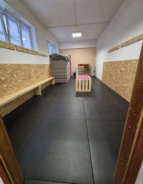 Svlačionica s klupama i crnom gumenom podlogom, Mizfits dvorana Split