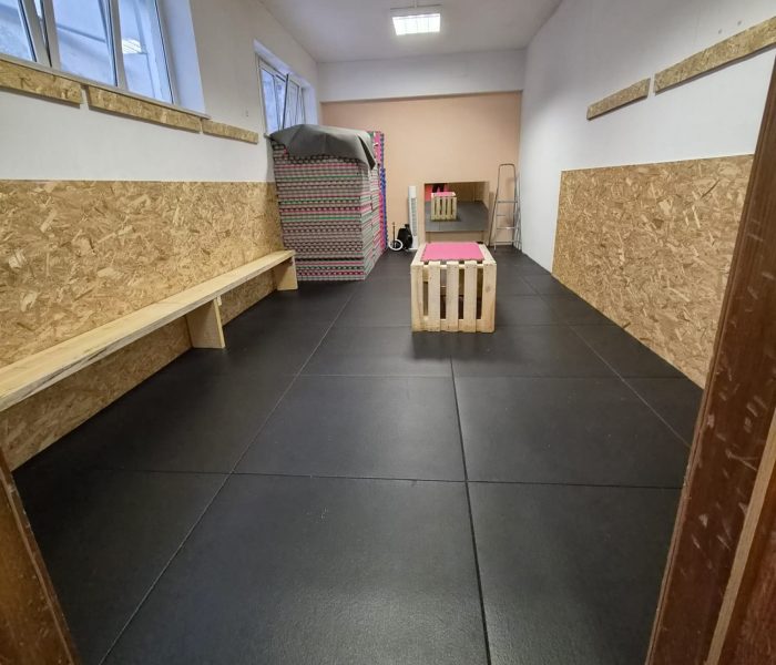 Svlačionica s klupama i crnom gumenom podlogom, Mizfits dvorana Split