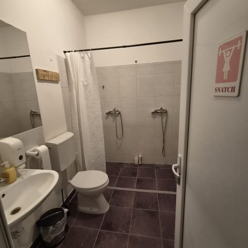 Kupaonica s tušem i sanitarnim čvorom za žene, sportska dvorana Mizfits Split