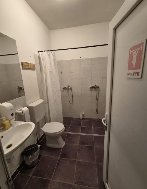 Kupaonica s tušem i sanitarnim čvorom za žene, sportska dvorana Mizfits Split