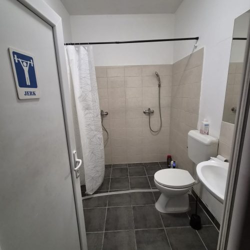Kupaonica s tušem i sanitarnim čvorom za muškarce, sportska dvorana Mizfits Split