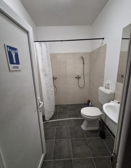 Kupaonica s tušem i sanitarnim čvorom za muškarce, sportska dvorana Mizfits Split
